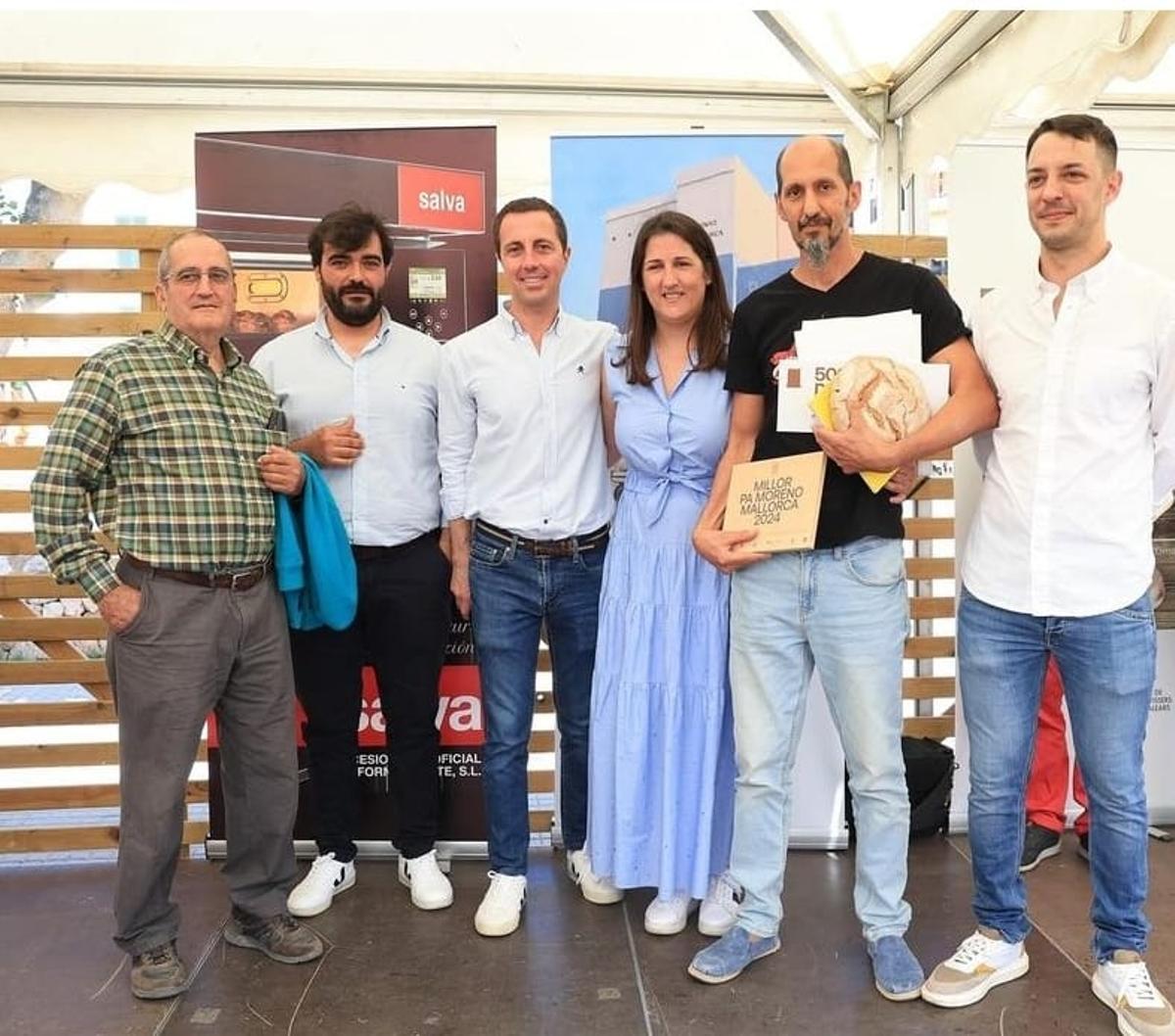 Toni Cerdà, a la izquierda, junto a Pablo SIvla y Miguel Vidal, a la izquierda, recogiendo el premio.