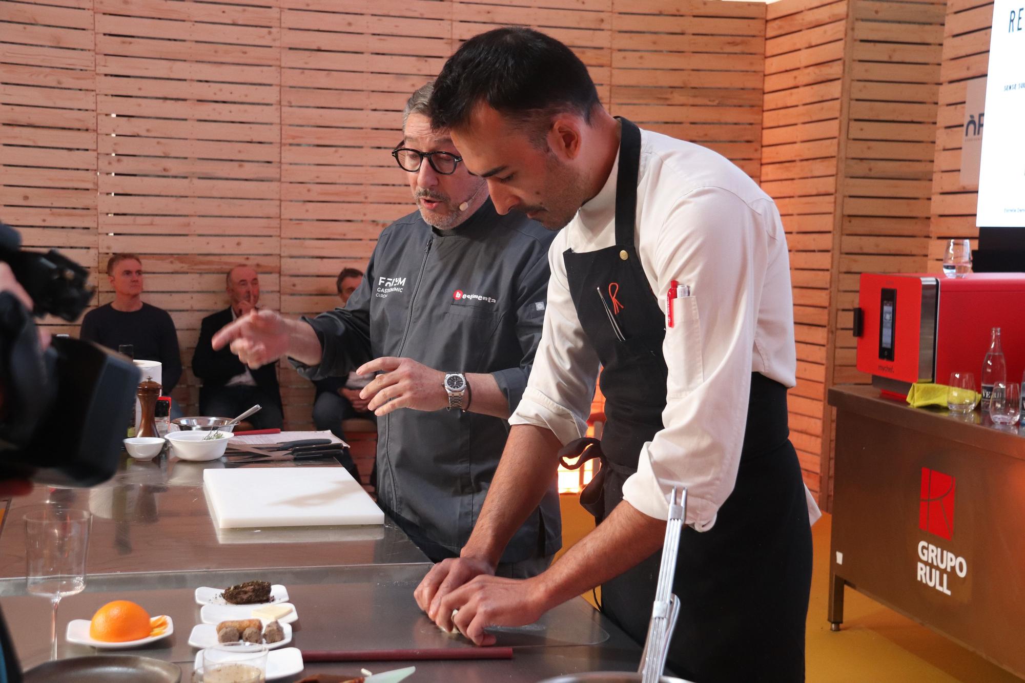 El xef Joan Roca explica com fan un xuixo de senglar mentre un cuiner del Celler va preparant-lo en una ponència del Fòrum Gastronòmic de Girona