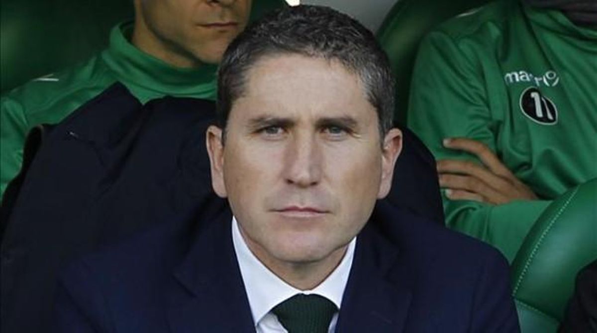 Garrido, a la banqueta del Villamarín, abans d’enfrontar-se al Reial Madrid, que va vèncer per 0-5.