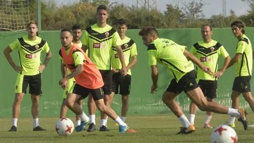 Los jugadores del Elche, ayer, en el campo anexo, durante el último entrenamiento.