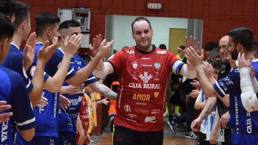 El Atlético Benavente hace pasillo a su mítico portero, Tomy. | CEDIDA