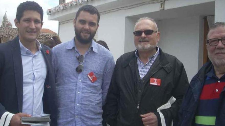 Ismael Aguado y responsables socialistas en una calle de Villaralbo en la mañana de ayer.