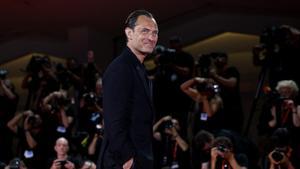 El actor Jude Law posa en la alfombra roja antes de la proyección de la película The Order en la Mostra de Venecia