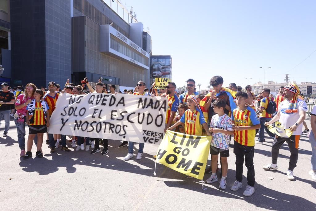 La afición del Valencia CF ante el Elche