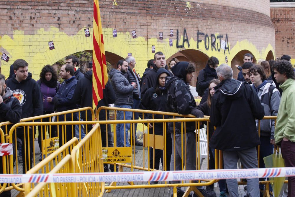 Pinten de groc la subdelegació del govern a Girona