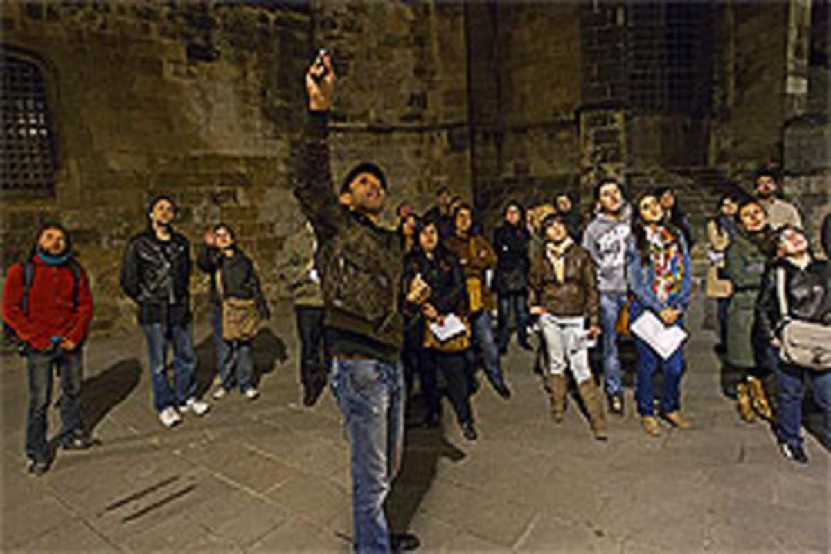 Símbols a les pedres. Thor Jurodovich mostra alguns detalls misteriosos darrere de la catedral. Símbols a les pedres. Thor Jurodovich mostra alguns detalls misteriosos darrere de la catedral.