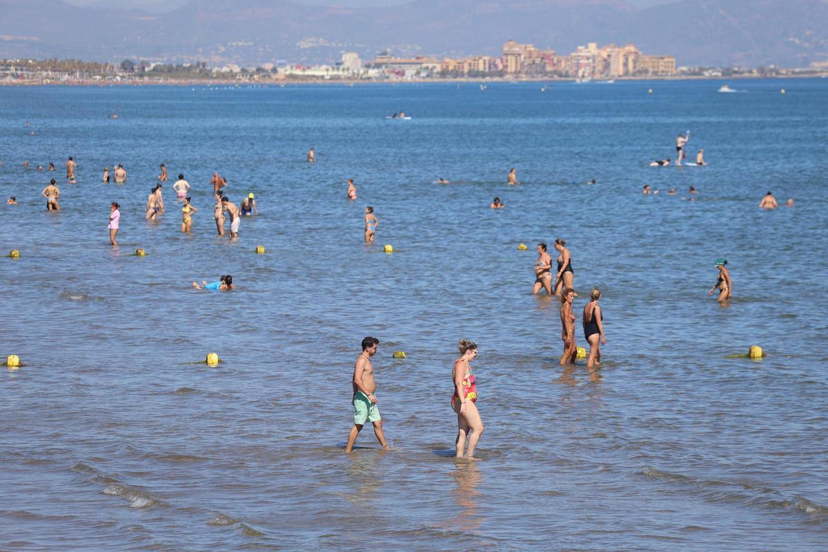 El buen tiempo llena la playa de la Malvarrosa en València El buen tiempo llena la playa de la Malvarrosa en València