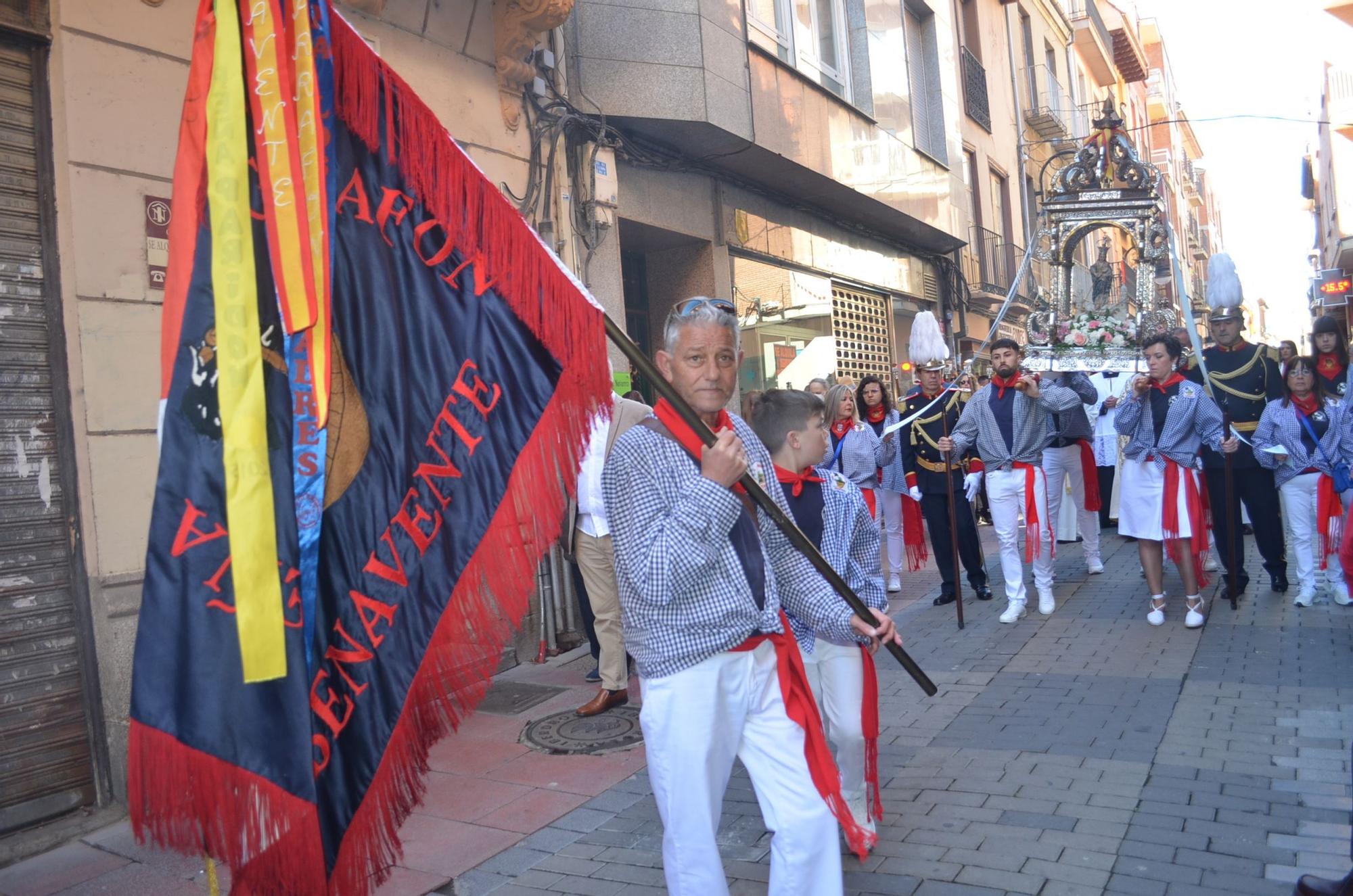 Fiestas de la Veguilla en Benavente: La patrona procesiona blindada por las doce peñas oficiales