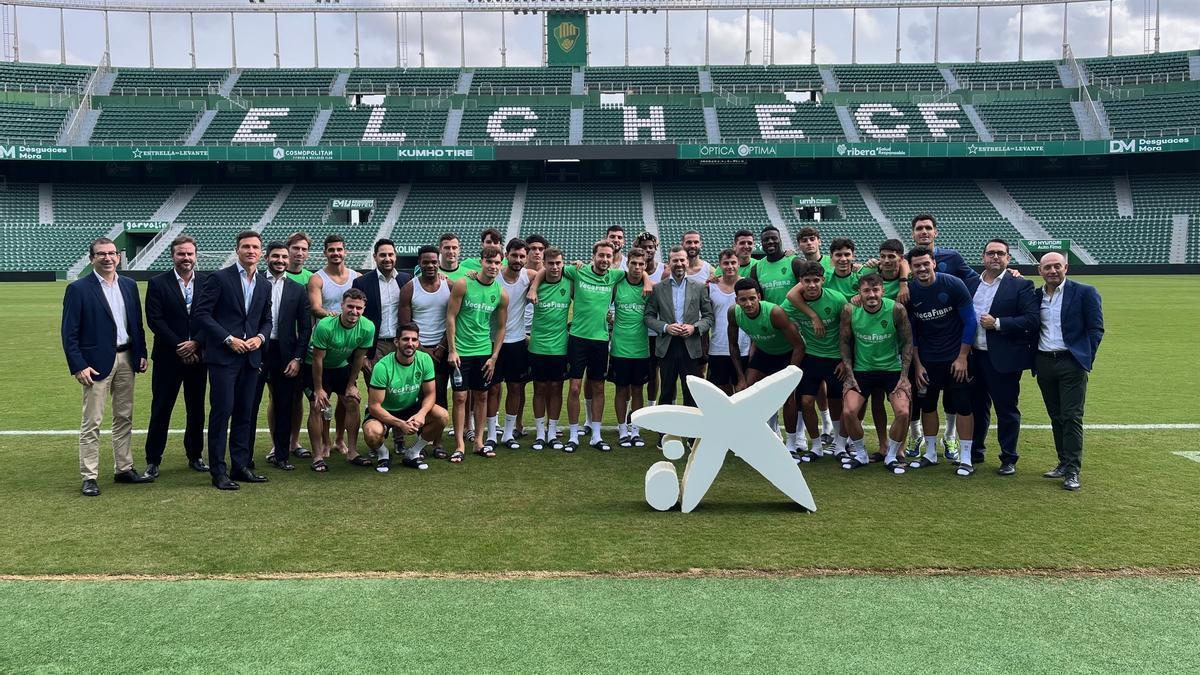 Plantilla y cuerpo técnico del Elche con responsables de CaixaBank.