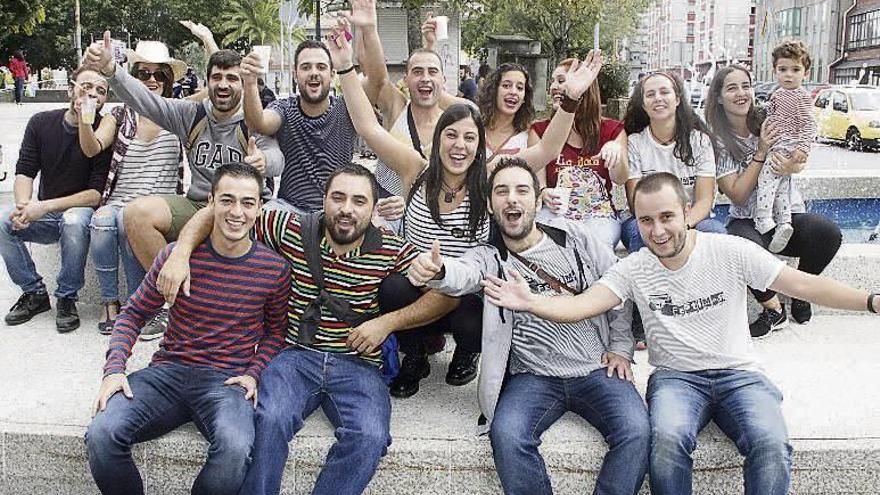 Jóvenes ataviados con camisetas de diferentes motivos. // S.A.