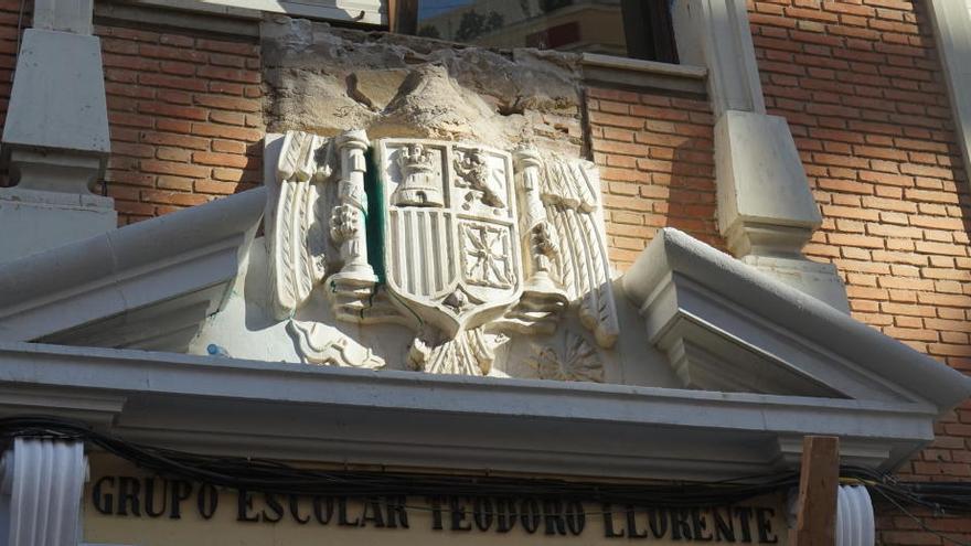 Retiran el escudo franquista del colegio Teodoro Llorente