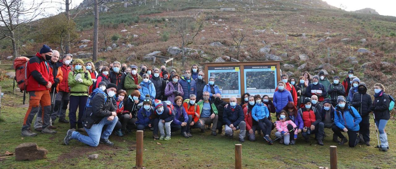 El grupo de senderistas que ayer participaron en la andaina en el Monte Galiñeiro.   | // A. VILLAR