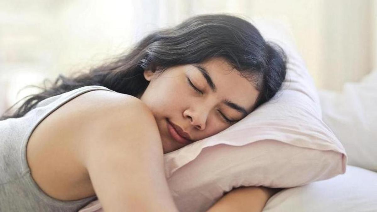 Una joven, durmiendo.