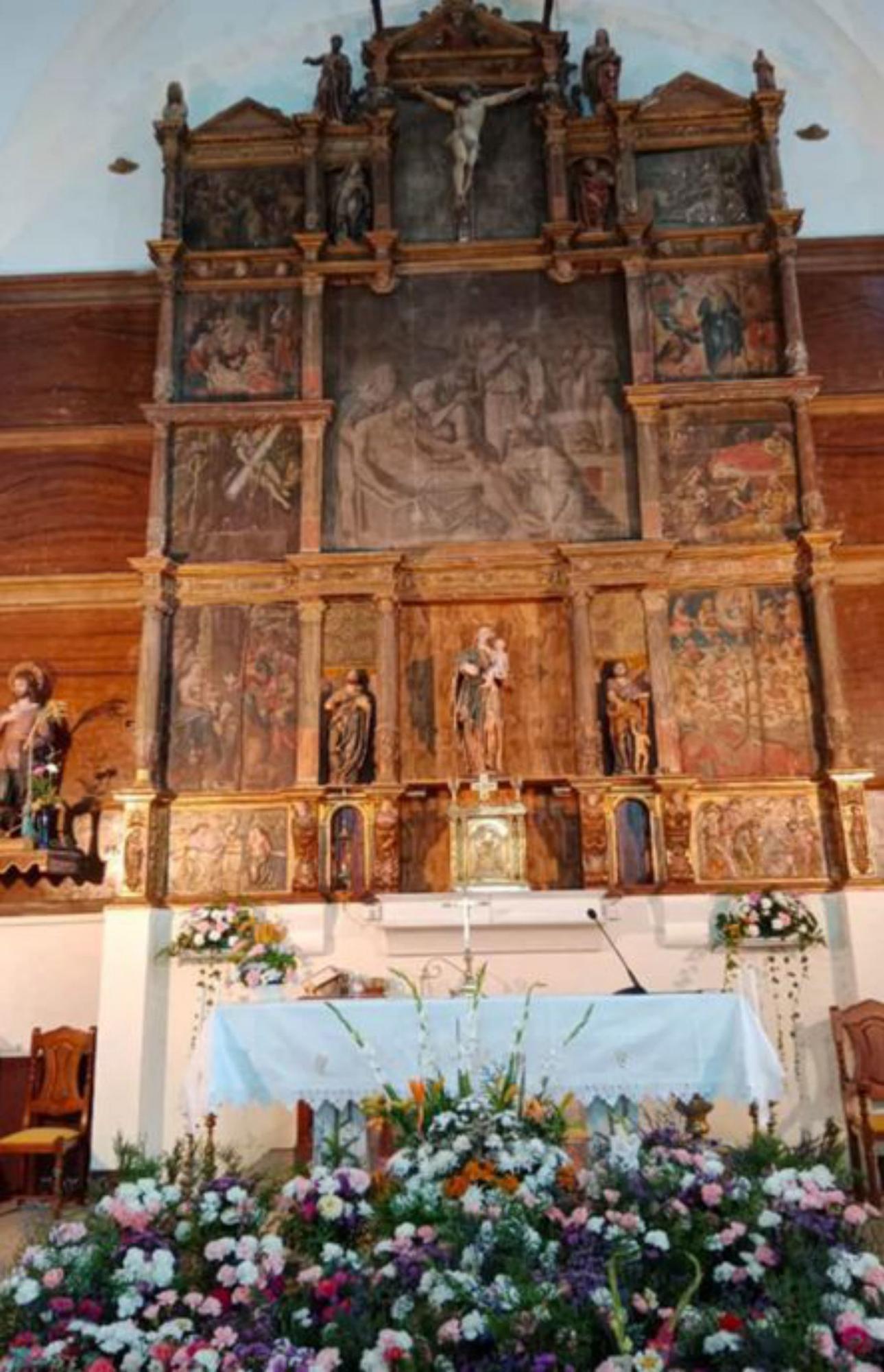 El altar con las flores de la ofrenda. | E. P.