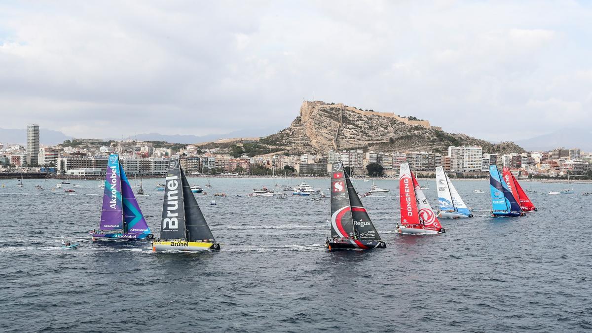 Imagen de la salida desde el puerto de Alicante de la última edición de la regata