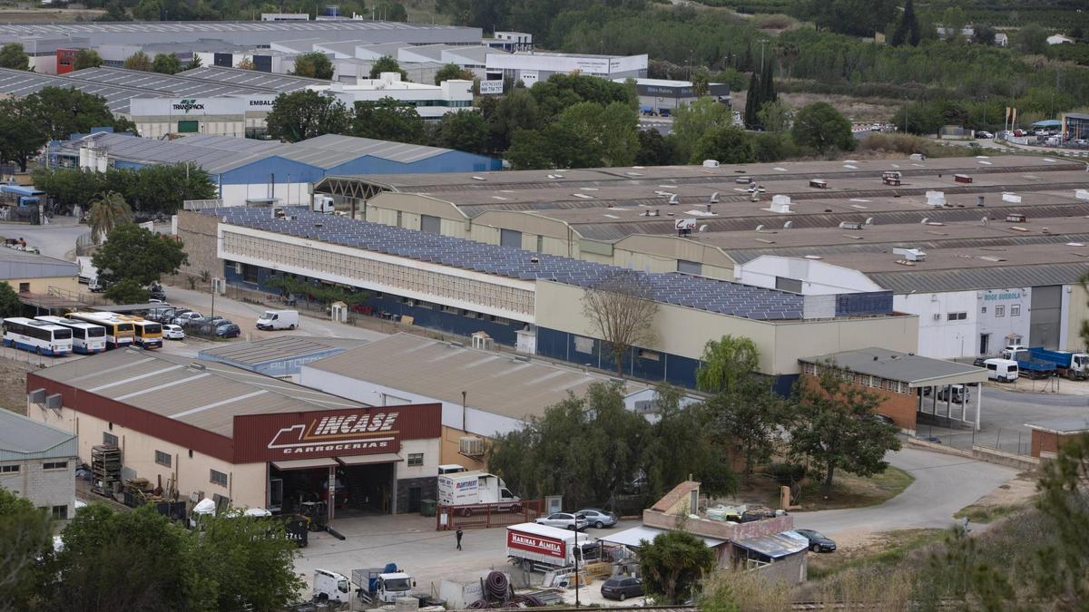 Empresas y fábricas en un polígono industrial de Xàtiva, en una imagen de archivo.