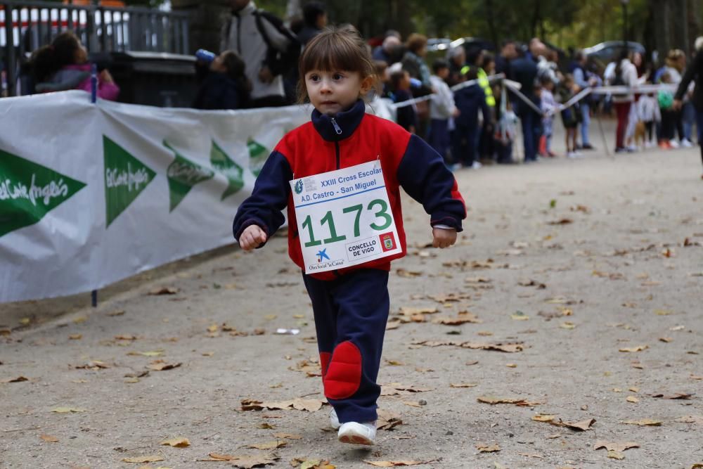 Más de 1.100 jóvenes atletas desafían a las bajas temperaturas para participar en la tradicional carrera de cross escolar.