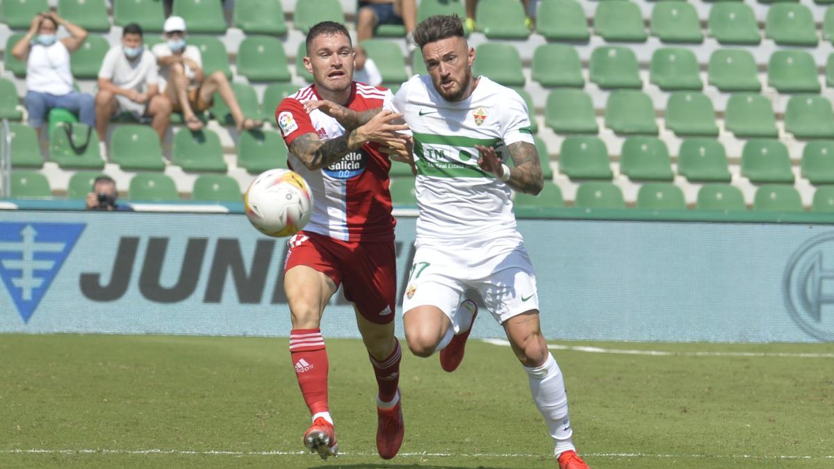 Josan lucha con un jugador del Celta, durante el partido de la temporada pasada