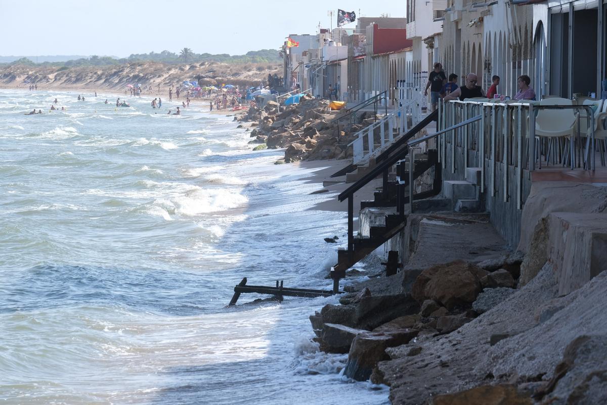 Playa del Pinet, en la provincia de Alicante, acosada por el oleaje