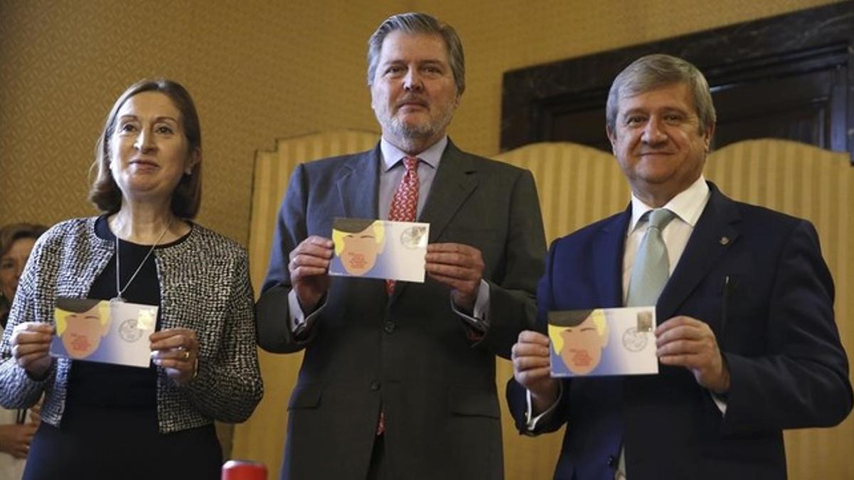 Los ministros en funciones de Educacion, Ínigo Méndez de Vigo (en el centro) y Fomento, Ana Pastor, y el presidente de Correos, Javier Cuesta Nuin, en la presentación de un sello contra el acoso escolar.