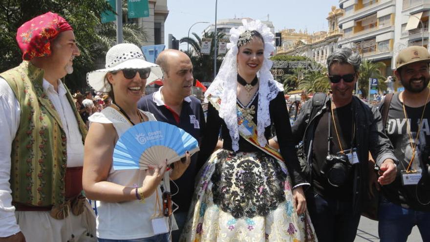 Los periodistas posan con autoridades locales y festeras, hoy en Luceros