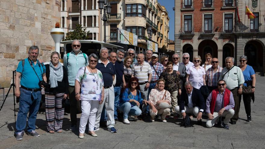 Los integrantes de la compañía ferroviaria posan con sus acompañantes ante el Ayuntamiento. | Ana Burrieza