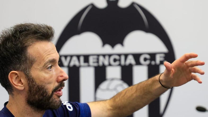 Carlos Corberán: "Es imposible hoy en día que el entrenador pueda ser mánager"