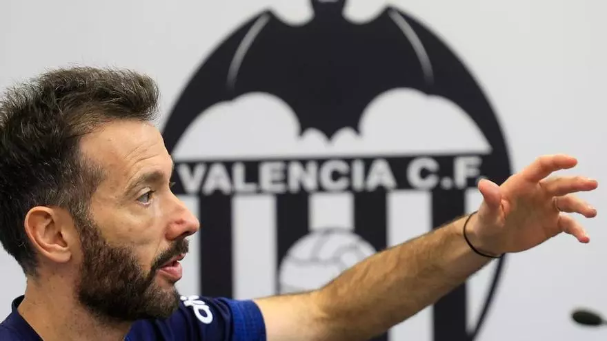 Carlos Corberán: "Es imposible hoy en día que el entrenador pueda ser mánager"