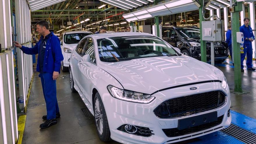 Un operario en Ford Almussafes