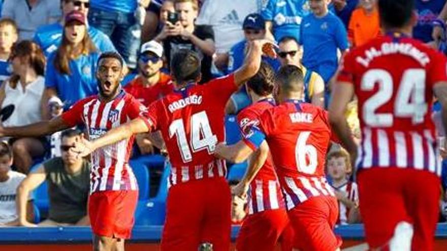 Lemar celebra con sus compañeros el segundo gol.