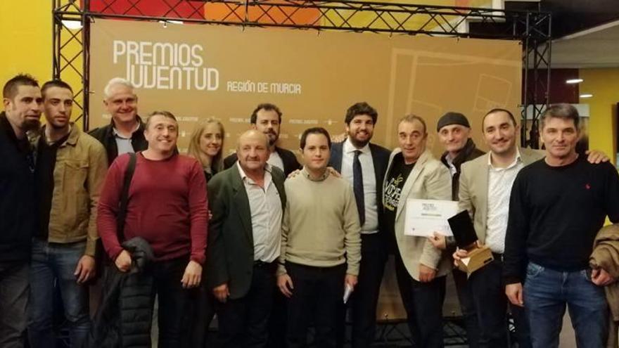 Miembros de la asociación &#039;La Noche de las Luciérnagas&#039; recibieron el premio a la solidaridad en los Premios Juventud Región de Murcia.