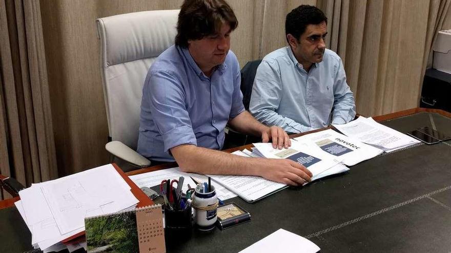 El alcalde de Arteixo, Carlos Calvelo, y el concejal de Obras, José Ramón Amado, presentan el plan de residuos.