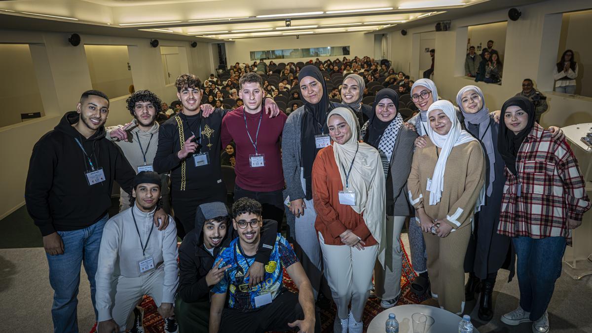 El colectivo 'Entre Joves', organizador de el congreso islámico, en el momento de clausura del evento.