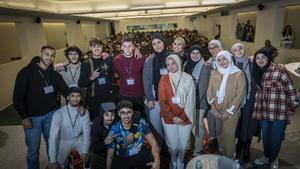 El colectivo Entre Joves, organizador de el congreso islámico, en el momento de clausura del evento.