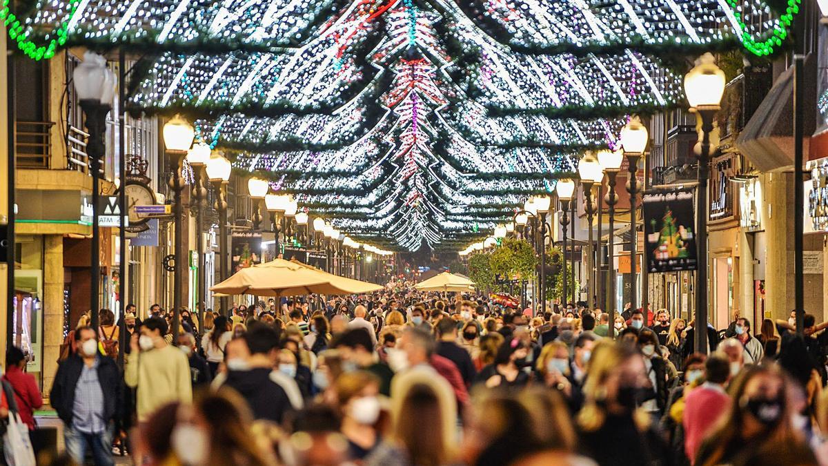 La zona comercial Triana abarrotada de gente en la tarde noche de la pasada víspera de Reyes. | | JOSÉ CARLOS GUERRA