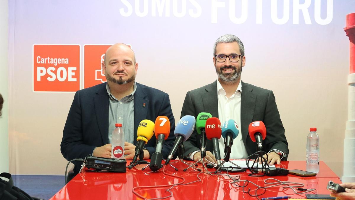 Manolo Torres y Francisco Lucas esta mañana en la sede local del PSOE