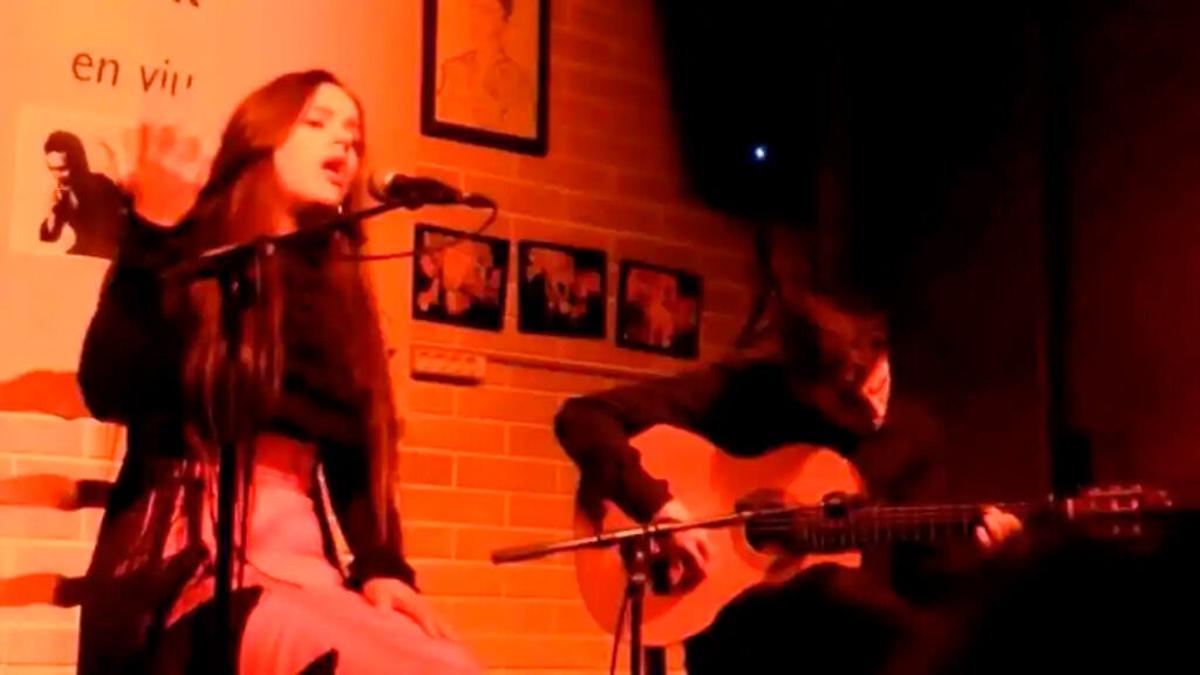 Rosalía, en la sala JazzSí con el guitarrista Marc López durante el curso 2013-2014.