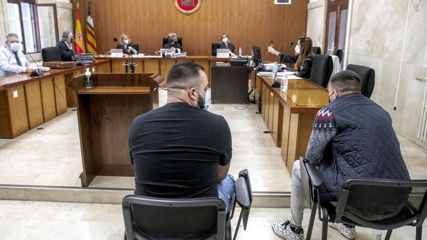 Los dos condenados, durante el juicio en la Audiencia Provincial de Palma en 2021. | B, RAMON