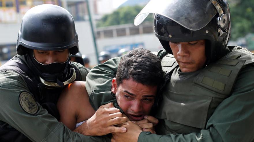 Un detenido en una protesta contra Maduro
