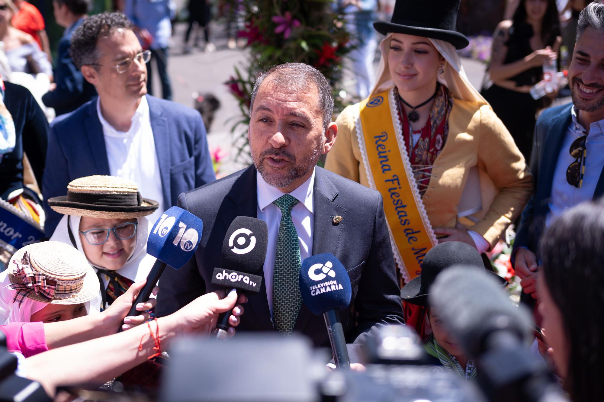 Exhibición de las doce cruces de empresas colaboras en la Fiestas de Mayo de Santa Cruz de Tenerife