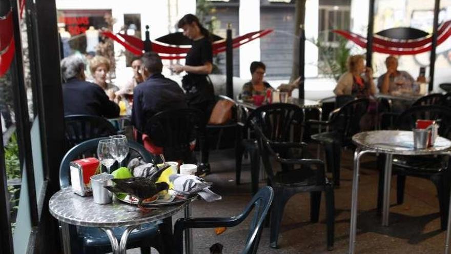 Palomas sobre la mesa de una terraza hostelera.