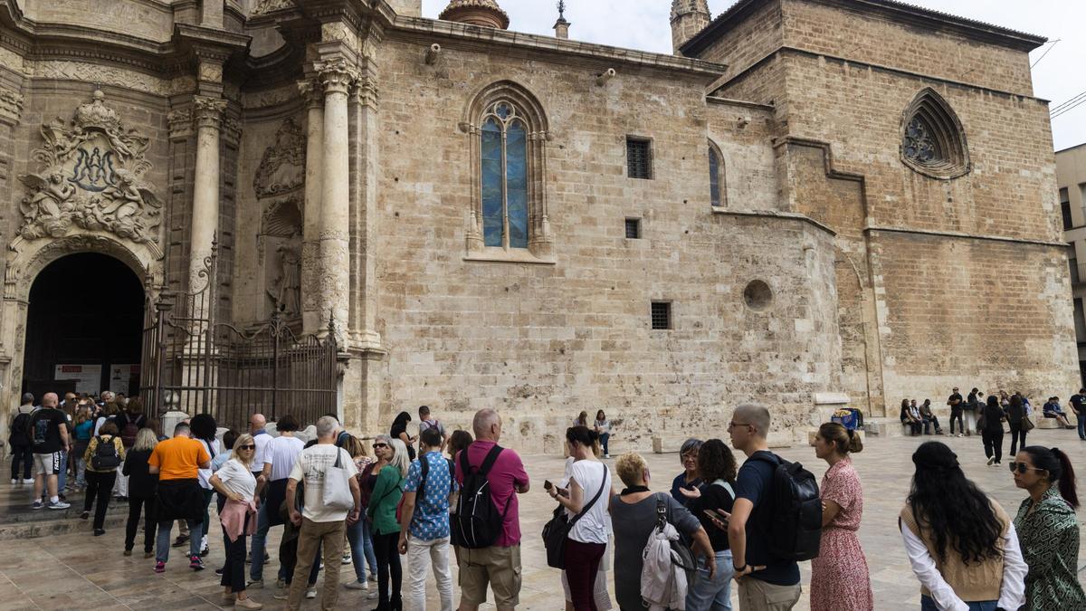 Un grupo de turistas hace cola para entrar en la Catedral.