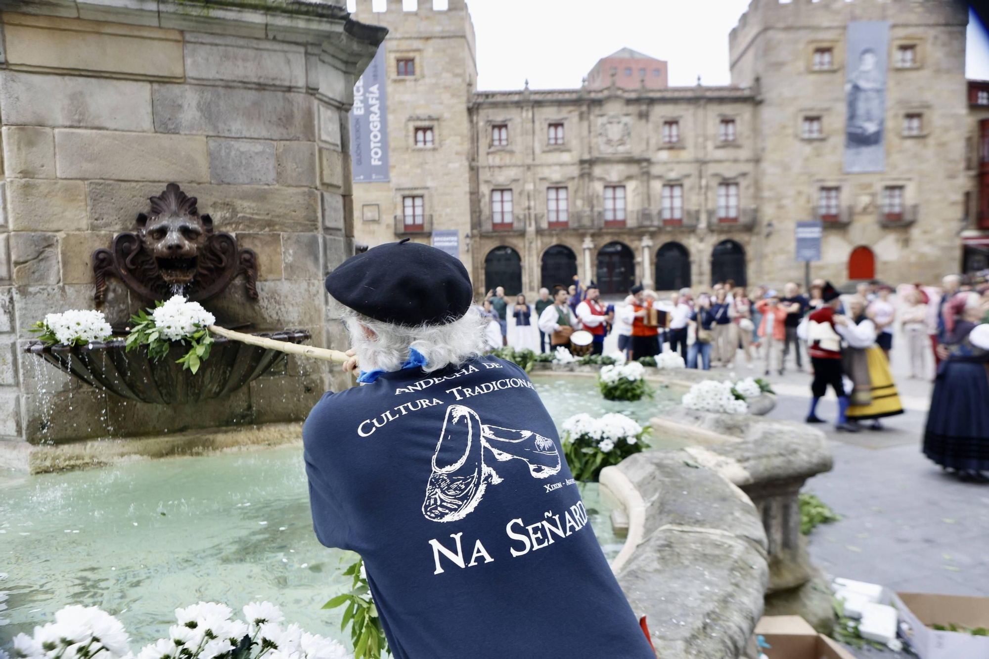 Fuegos artificiales, música, flores, hoguera... la celebración de San Juan en Gijón, en imágenes