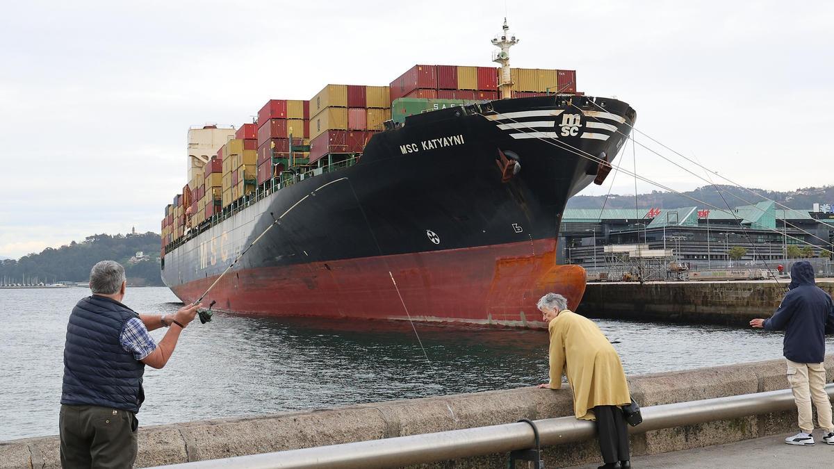 El &quot;MSC Katyayni&quot; atracado en la Estación Marítima para su reparación, tras descargar parte de su contenedores en Guixar