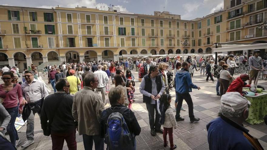 Turistas en la Plaça Major de Palma durante la recién concluida Semana Santa.