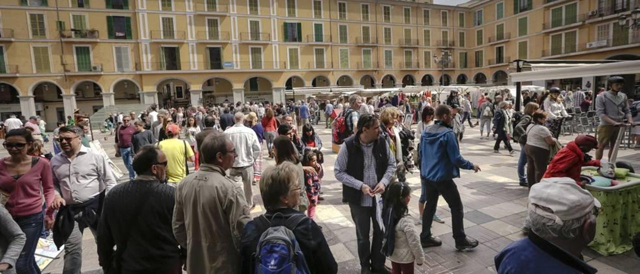 Turistas en la Plaça Major de Palma durante la recién concluida Semana Santa.