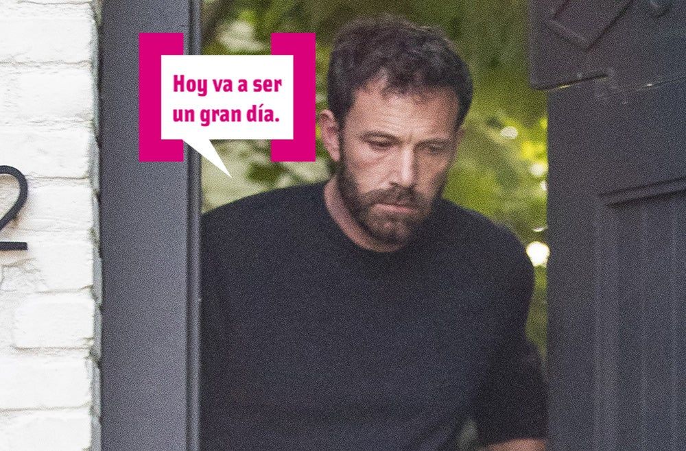 Ben Affleck abriendo la puerta de casa