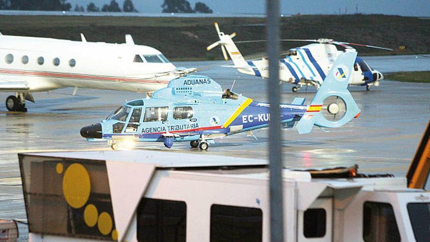 El helicóptero de Vigilancia Aduanera, el viernes por la noche, en el aeropuerto de Peinador.