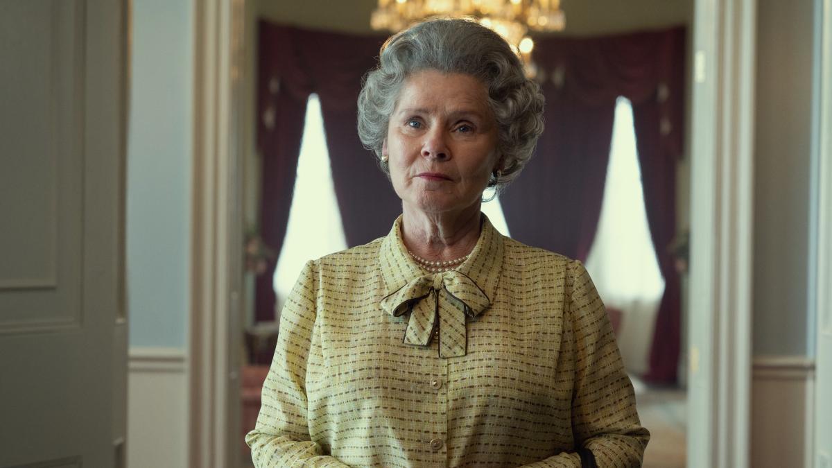 Imelda Staunton, com a Isabel II a &#039;The Crown 5&#039;