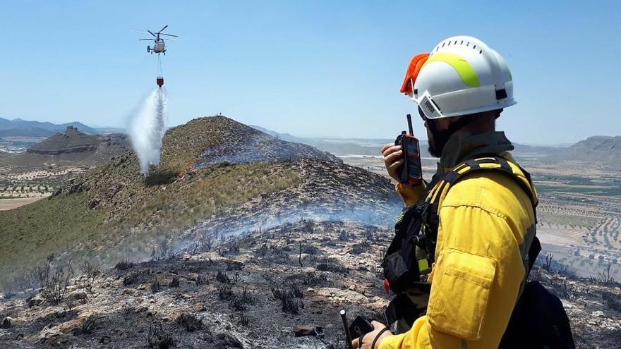 Los bomberos sofocan las llamas.